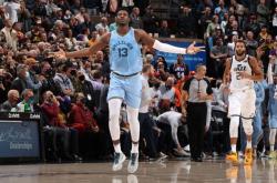 足球直播在线观看免费-关于青岛队险胜爵士，莫兰特带队取胜的信息