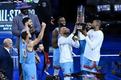 足球直播平台-包含NBA赛场上的精彩表演引发球迷狂热热议的词条