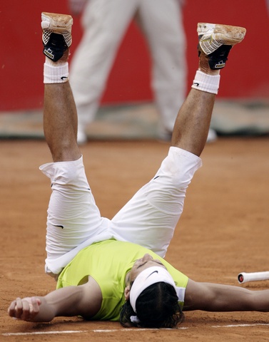 包含美国网球队鏖战日本网球队，费德勒完成帽子戏法的词条