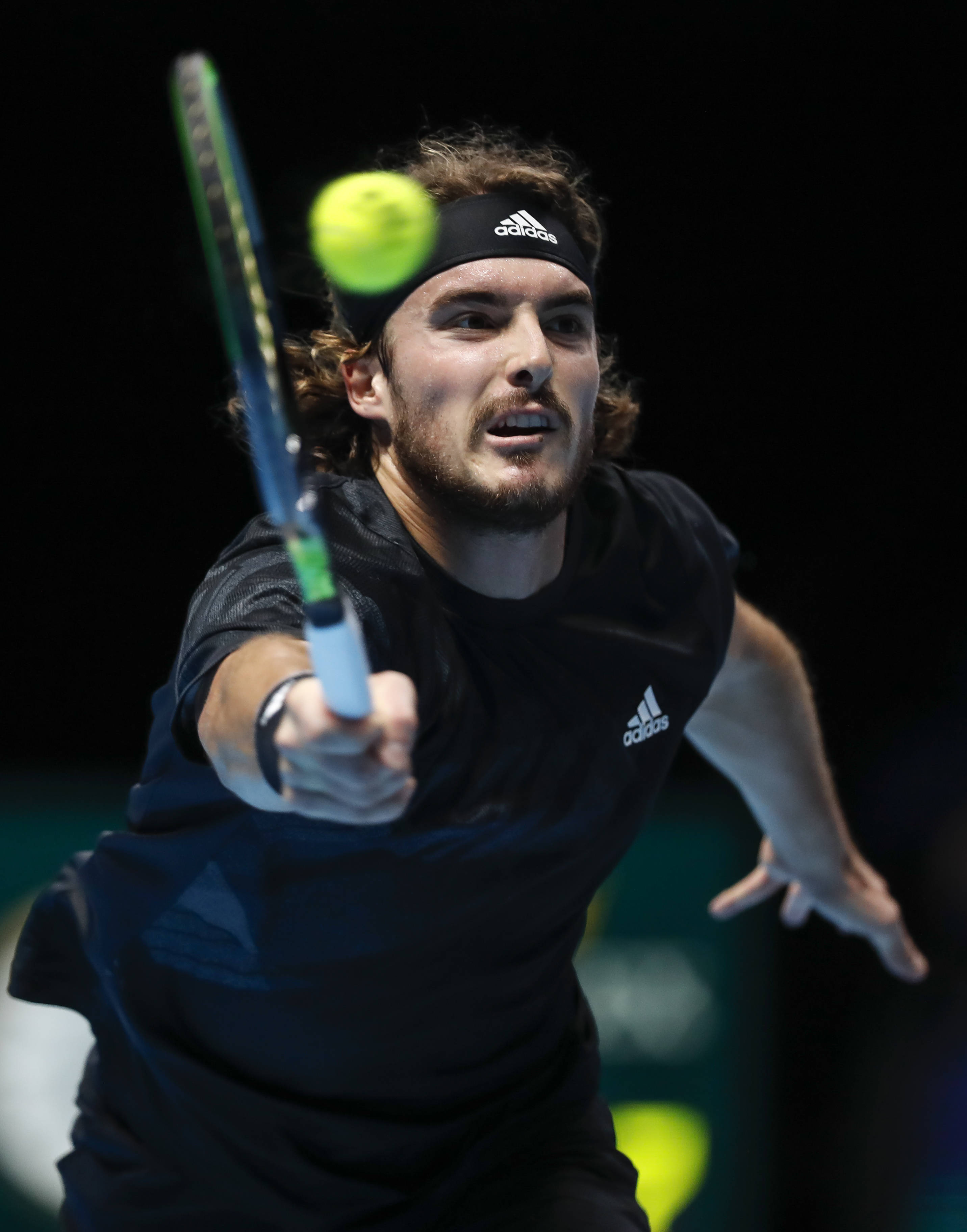 包含英国网球队逆转澳大利亚网球队，西西帕斯关键制胜的词条