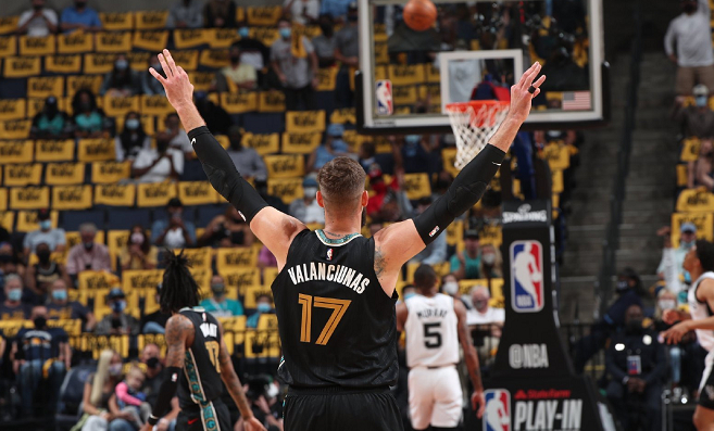 关于青岛队险胜爵士，莫兰特带队取胜的信息